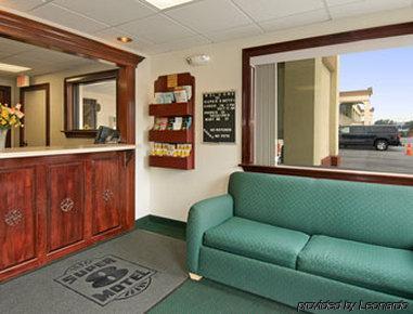 Super 8 By Wyndham Newark De Hotel Interior photo