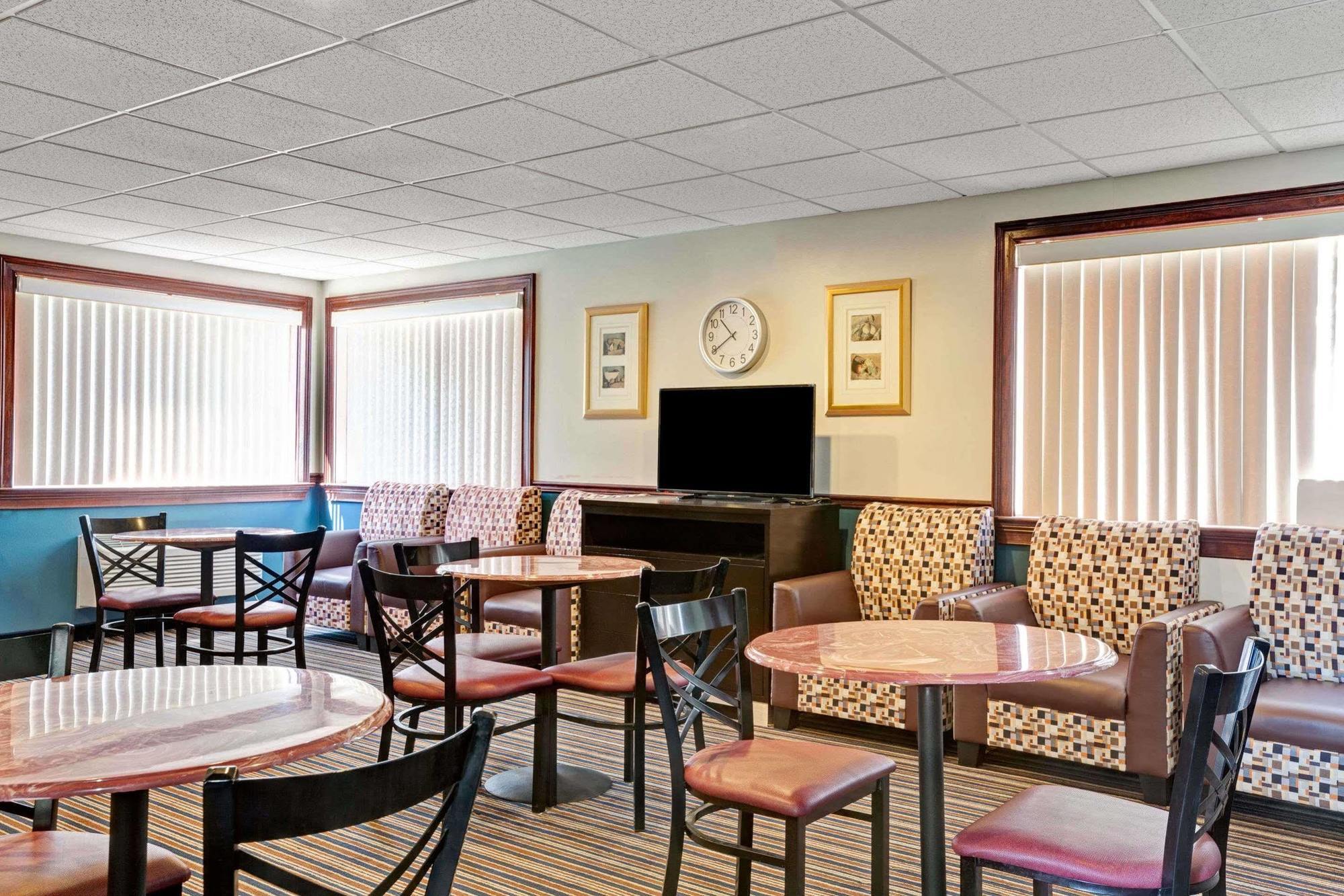 Super 8 By Wyndham Newark De Hotel Exterior photo